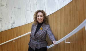 La consellera de Justícia, Ester Capella, fotografiada a les escales de la nova seu del Departament a la Zona Franca.