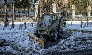 Efectivos de la Unidad Militar de Emergencias UME, despejan de nieve el entorno de la Plaza de Cibeles en Madrid, este domingo. A partir de esta madrugada se espera la llegada de una ola de frío, con un acusado descenso de las temperaturas a partir del l