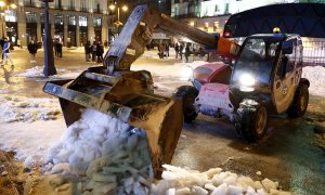 Operarios retiran nieve en la Plaza de Sol de Madrid.