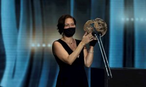16/01/2021. La productora Valerie Delpierre tras recibir el premio a Mejor largometraje de ficción o animación por 'Las Niñas' durante la entrega de los Premios Forqué. - EFE