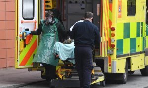 Un enfermo de covid-19 es trasladado en ambulancia en Reino Unido.