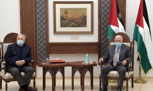 Fotografía facilitada por la oficina del presidente palestino. Mahmud Abás se reúne con el presidente del Comité Electoral Central Palestino, Hana Naser.