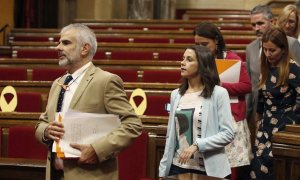 El candidato de Cs a presidir la Generalitat, Carlos Carrizosa, junto a la presidenta de la formación,  Inés Arrimadas (2i), en el Parlament de Cataluna.