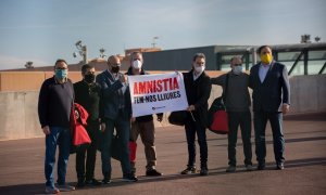 Los presos del procés sostienen una pancarta donde se lee "Amnistía. Hagámonos libres" a su salida de la cárcel de Lledoners, Barcelona.