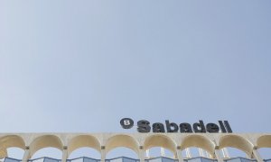 El logo del Banco Sabadell en su sede en Alicante. E.P./Joaquín Reina