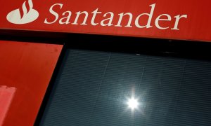 El logo del Banco Santander en una de sus sucursal en Sevilla. REUTERS/ Marcelo del Pozo