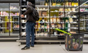 Un hombre escoge los productos en el supermercado La Osa. - Público
