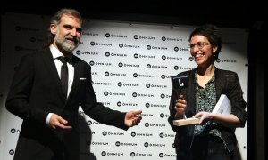 Eva Baltasar, guanyadora del Premi Òmnium a la Millor Novel·la de l’Any per 'Boulder', i el president d'Òmnium Cultural, Jordi Cuixart.