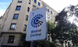 Señal con el distintivo de Madrid Central en Madrid (España).
