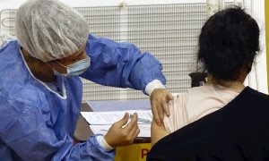 Trabajadores de la salud independientes son vacunados hoy contra la covid-19, en el Estadio Monumental de Núñez, en Buenos Aires (Argentina).