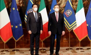 El primer ministro saliente, Giuseppe Conte, junto a su sustituto Mario Draghi.