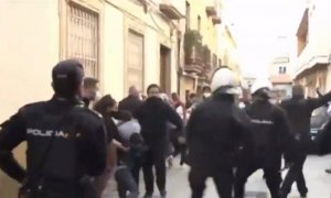 "Qué barbaridad": las duras imágenes de las cargas policial en Linares por las protestas contra la agresión de dos agentes a un hombre y su hija