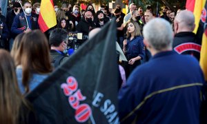 La responsable de la Sección Femenina del partido Falange Española, Isa Peral (d), participa en una marcha neonazi en homenaje a los caídos de la División Azul, este sábado en Ciudad Lineal, Madrid.