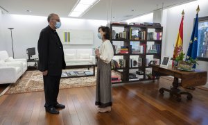 La vicepresidenta primera del Gobierno, Carmen Calvo, con el presidente de la Conferencia Episcopal Española y cardenal arzobispo de Barcelona, Juan José Omella, en una reunión en junio de 2020.