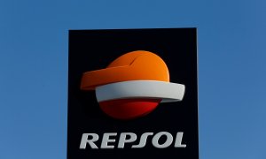 El logo de Repsol en una estación de servicio en la localidad de Bormujos, cerca de Sevilla. REUTERS/Marcelo del Pozo