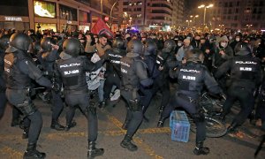 La Policía antidisturbios carga contra los manifestantes durante la concentración convocada en Valencia en protesta por la detención e ingreso en prisión del rapero Pablo Hasel.