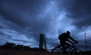 Un ciclista pasa por delante de la sede del BCE en Fráncfort. REUTERS/Kai Pfaffenbach