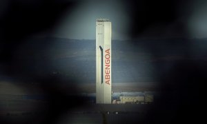 El nombre de Abengoa en la torre de su planta solar Solucr, en la localidad de Sanlucar la Mayor, cerca de Sevilla.  AFP