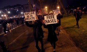 Manifestantes portan pancartas durante una nueva manifestación por la libertad de Pablo Hasel, después de seis días consecutivos de protestas que han finalizado con enfrentamientos con los Mossos d'Esquadra y daños a bienes públicos y privados, este lunes