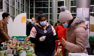 Estudiantes recogen comida de un banco de alimentos en París, Francia