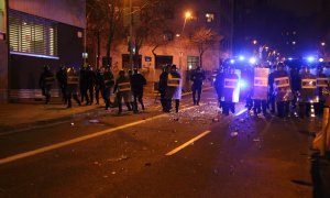 Mossos d'Esquadra al carrer Muntaner de Barcelona durant una manifestació contra l'empresonament de Pablo Hasel.