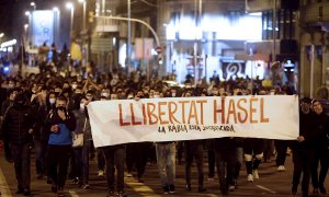 20/02/2021. Imagen recurso de manifestantes protestando por el encarcelamiento del rapero Pablo Hasél, en Barcelona. - EFE