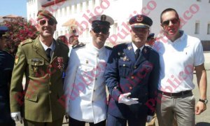 Foto de julio de 2014 en la Academia General del Aire. De izquierda a derecha: los cabos primera Díaz Pérez y Veiga Gutiérrez de la Armada, el capitán del Aire Meroño haciendo el saludo de las SS y su amigo neonazi “Meneses Menesito”.