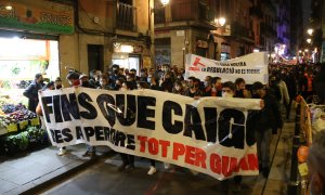 La manifestació de Barcelona passant per un dels carrers del barri del Raval.