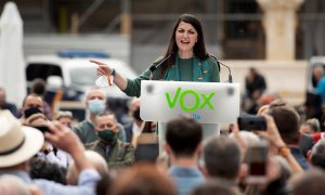 "Y la semana que viene le dirán a la gente que no salgan en el 8M": críticas por un acto de Vox con decenas de personas pese a sus críticas a la marcha feminista