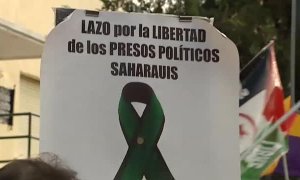 Cientos de personas exigen la libertad de los presos saharauis ante la embajada de Marruecos