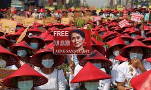 Un grupo de manifestantes piden la liberación de Aung San Suu Kyi durante una protesta contra el golpe de Estado en Mandalay.