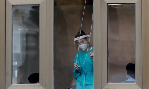 La trabajadora de una residencia de ancianos de Zarautz observa desde la ventana.