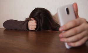 Otras miradas - Cuatro consejos para evitar el cibercontrol y las agresiones en parejas adolescentes