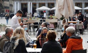 Varias personas sentadas en una terraza de la madrileña Plaza Mayor este domingo.