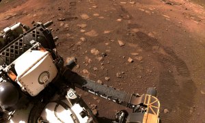 4/03/2021. Las huellas de las ruedas quedan en el suelo de Marte mientras el Perseverance avanza sobre la superficie marciana por primera vez. - Reuters
