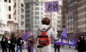 Integrantes de la Asamblea Feminista de Valencia se concentran ante el ayuntamiento con motivo del Día de la Mujer en el que los actos reivindicativos, concentraciones y movilizaciones están marcados por las restricciones dictadas para hacer frente a la p