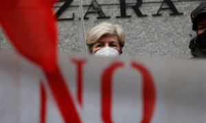 Concentración de protesta por el cierre de tiendas de Inditex en una tienda de Zara en Madrid. REUTERS/Susana Vera
