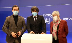 Els eurodiputats de JxCat Carles Puigdemont, Toni Comín i Clara Ponsatí a la roda de premsa sobre el suplicatori a l'Eurocambra, a Brussel·les el 9 de març del 2021.