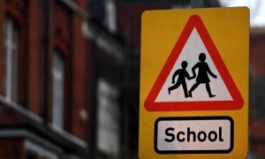 Señal que advierte de la proximidad de un colegio en una calle de Londres.