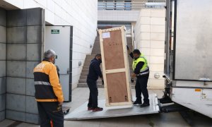 Els operaris carregant una de les últimes obres de la Franja al camió que les trasllada del Museu de Lleida cap a Barbastre. Imatge del 10 de març de 2021.