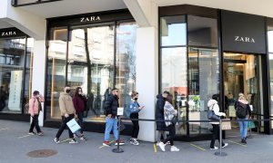 Una cola de clientes esperan para entrar en una tienda de Zara en la Bahnhofstrasse de Zurich, la calle comercial de la ciudad suiza, en su reapertura tras el cierre por las medidas anti-covid. REUTERS/Arnd Wiegmann