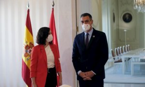 La presidenta de la Comunitat de Madrid, Isabel Díaz Ayuso; al costat del president del Govern espanyol, Pedro Sánchez.