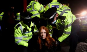 Una mujer es detenida tras la marcha por el secuestro de Sarah Everard.