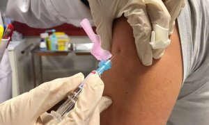 Sanidad suspende la vacunación de AstraZeneca durante al menos 15 días tras los casos de trombosis en personas vacunadas