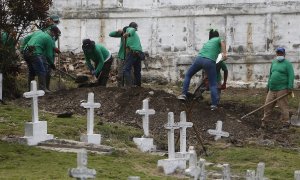 Un grupo de trabajadores ayudan a excavar durante una jornada de exhumación en el cementerio del municipio de Dabeiba el 11 de marzo de 2021, departamento de Antioquia (Colombia).