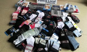 "Qué peligro la gente que vende calcetines para sobrevivir": el indignante tuit de la Policía Local de Albacete tras una incautación de chiste