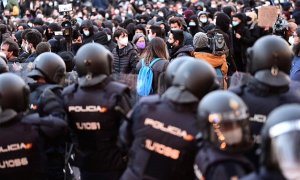 Efectivos policiales vigilan la manifestación para pedir la libertad del rapero Pablo Hasél, encarcelado por enaltecimiento de terrorismo, este sábado en Madrid.