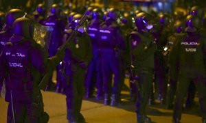 "Todo muy coherente": las imágenes virales de manifestantes rodeados por la Policía y a unas calles turistas de fiesta