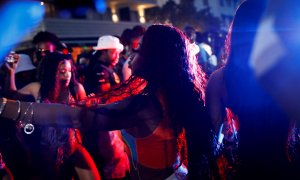 Cientos de turistas se agolpan en Miami Beach.
