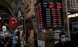 Un panel informativo muestra los tipos de cotización de las divisas, en una casa de cambio en Estambul. REUTERS/Murad Sezer